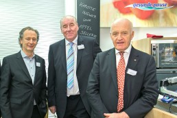 Christoph Lay bei der dm-Eröffnung in der SCS Wien mit den Firmengründern Günter Bauer und Prof. Götz Werner.